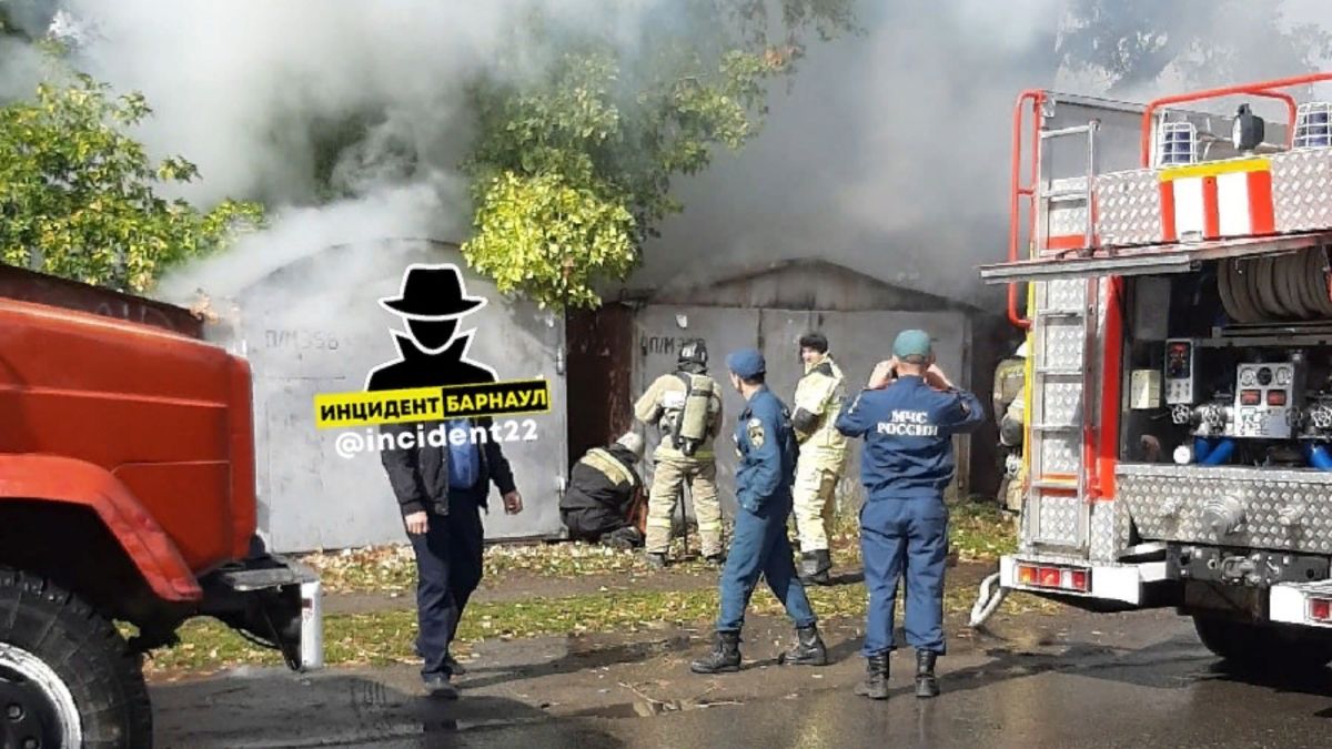 В Барнауле напротив жилого дома загорелся гараж   