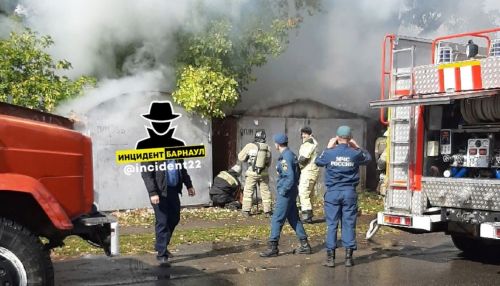 В Барнауле напротив жилого дома загорелся гараж