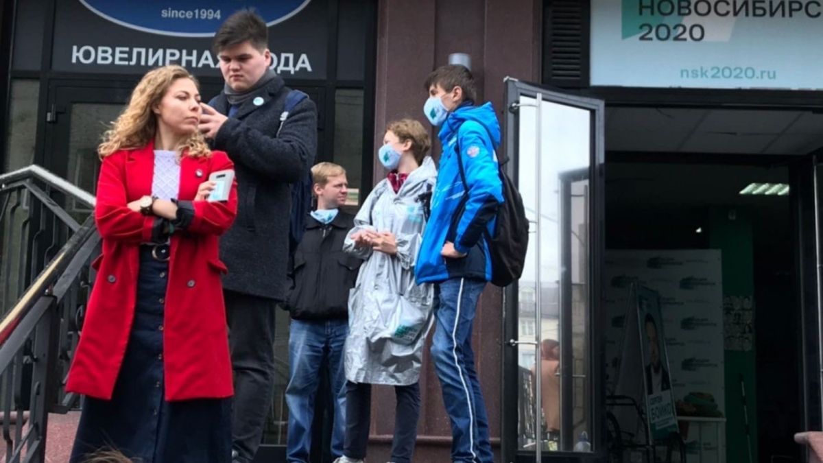 Неизвестные разбили бутылку с едкой жидкостью в штабе Навального в Новосибирске