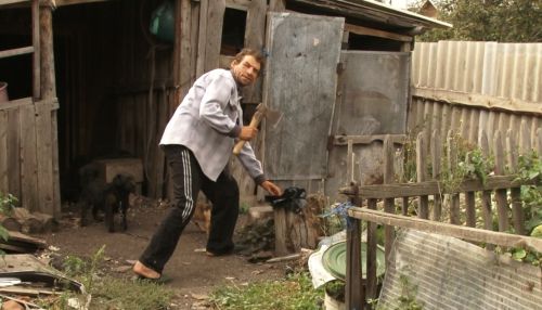 Пенсионерка из алтайского села объяснила, зачем убивает собак