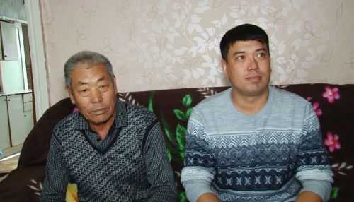 Как семья переселенцев из Китая живет в разрушающемся доме в Новоалтайске