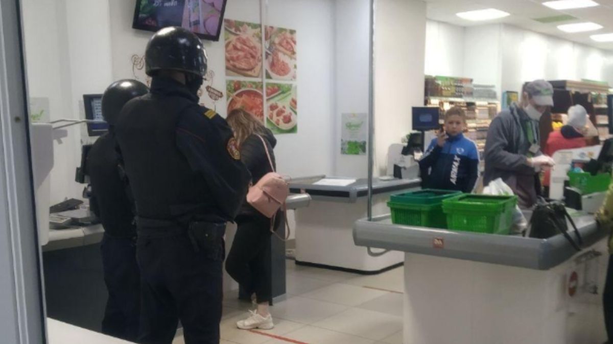 Масочный скандал: женщина взбунтовалась в барнаульском супермаркете из-за маски