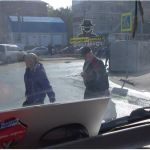 Автомобиль отбросило на газон в результате ДТП в Барнауле