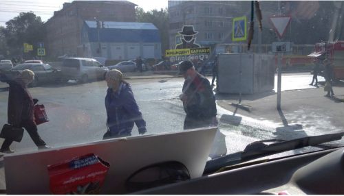 Автомобиль отбросило на газон в результате ДТП в Барнауле