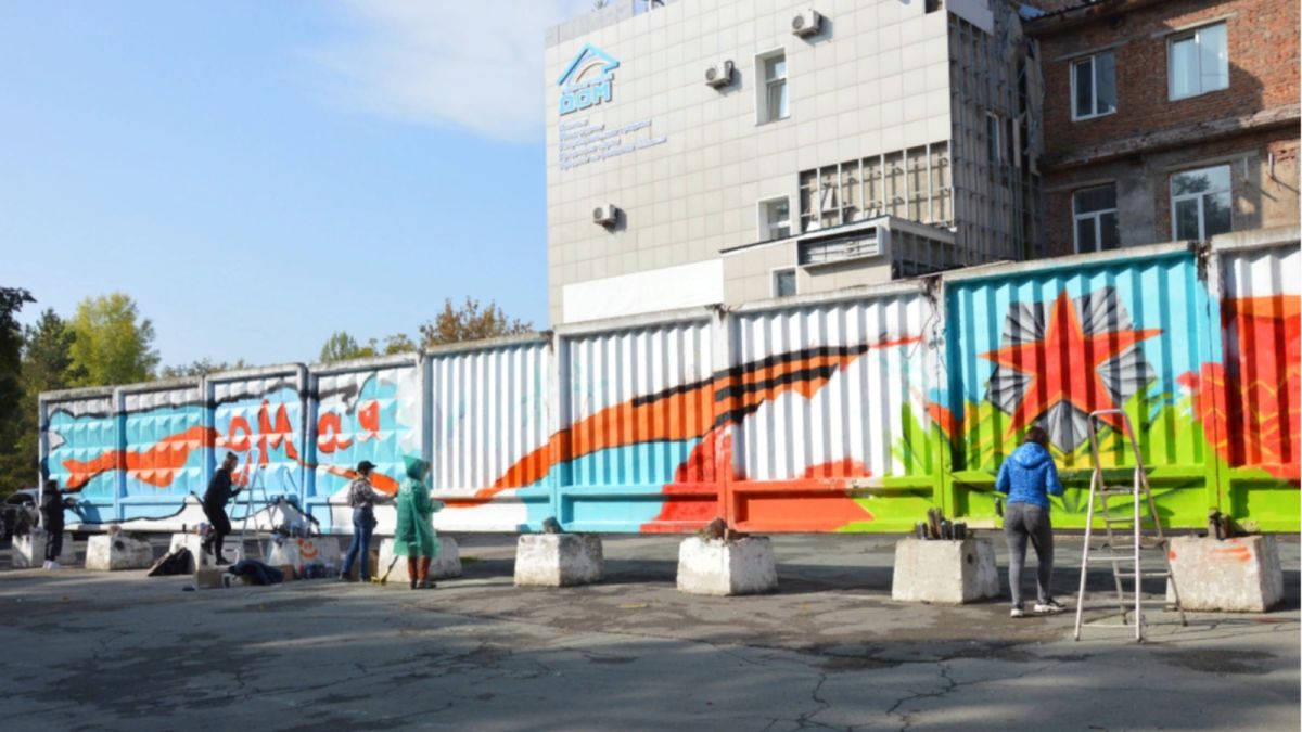 Студенты алтайского "политеха" рисуют 50-метровое граффити в Барнауле