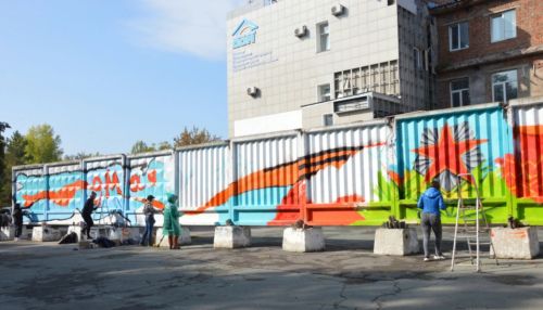 Студенты алтайского политеха рисуют 50-метровое граффити в Барнауле