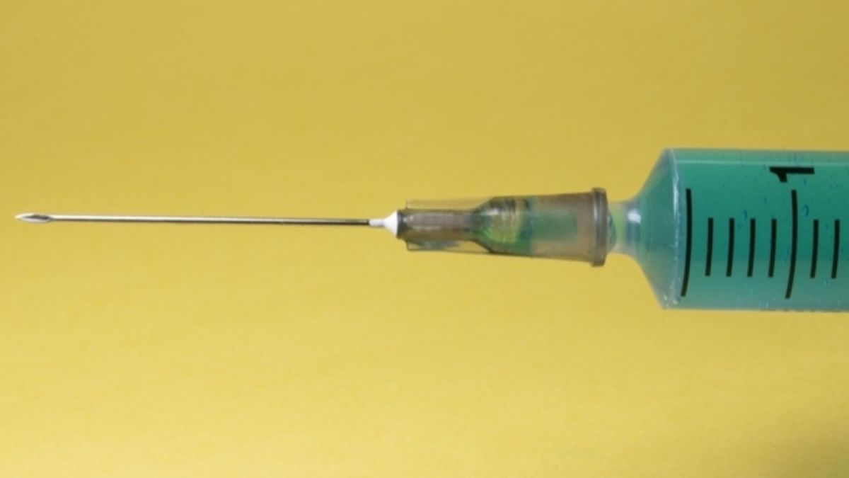 Минздрав: первую партию вакцины от COVID направили в регионы