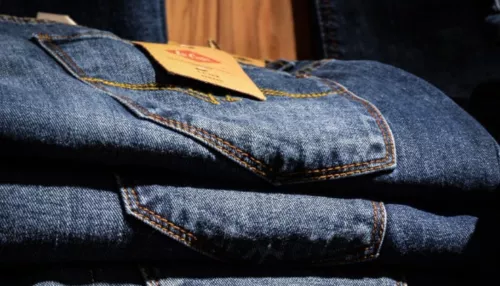 Одежда на все времена: топ-10 интересных фактов о джинсах в их день рождения