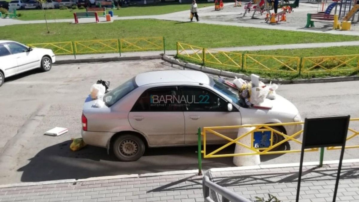 В Барнауле автомобиль закидали мусором за неправильную парковку
