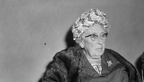 Разбиралась в ядах и тайно читала: факты об Агате Кристи к ее 130-летию