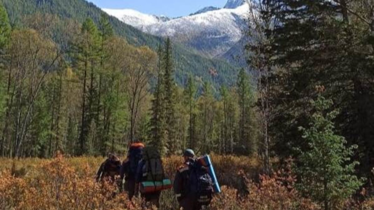 Туристы два дня несли по горам Алтая труп товарища