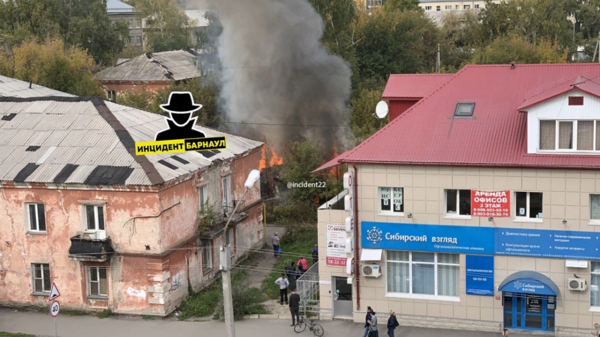 Барнаульцы сообщили о сильном пожаре в районе Потока