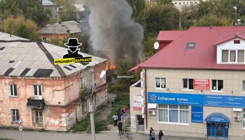 Барнаульцы сообщили о сильном пожаре в районе Потока