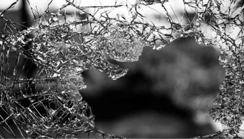 В Красноярске мужчина головой девушки разбил стекло чужой машины
