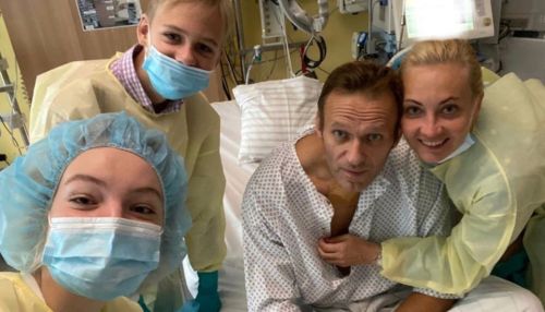 Навальный опубликовал фото из палаты в Instagram и пошутил