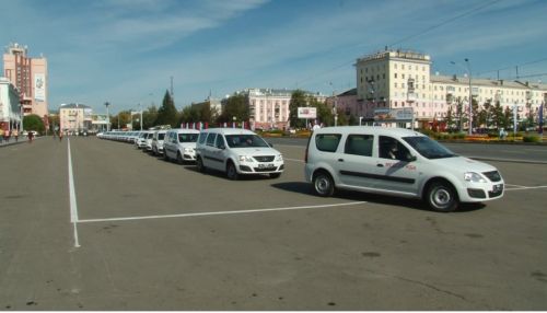 Больницам Алтайского края вручили мобильные комплексы и машины скорой помощи