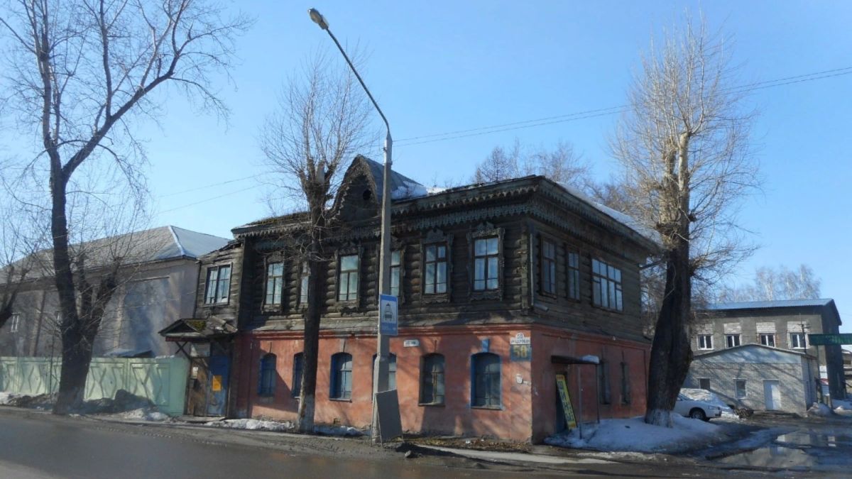 Вандалы сняли всю резьбу со старинного дома в Барнауле