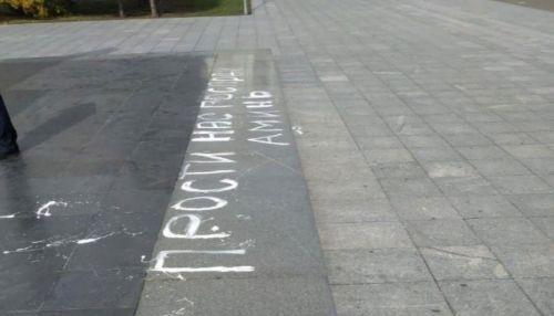 Женщина написала нецензурное слово на памятнике Ленину в Барнауле