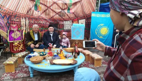 Катюша под думбру и сациви: как народности поздравили Барнаул с юбилеем