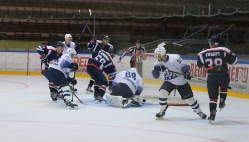 Хоккеисты Динамо-Алтай разгромили саратовский Кристалл на выезде