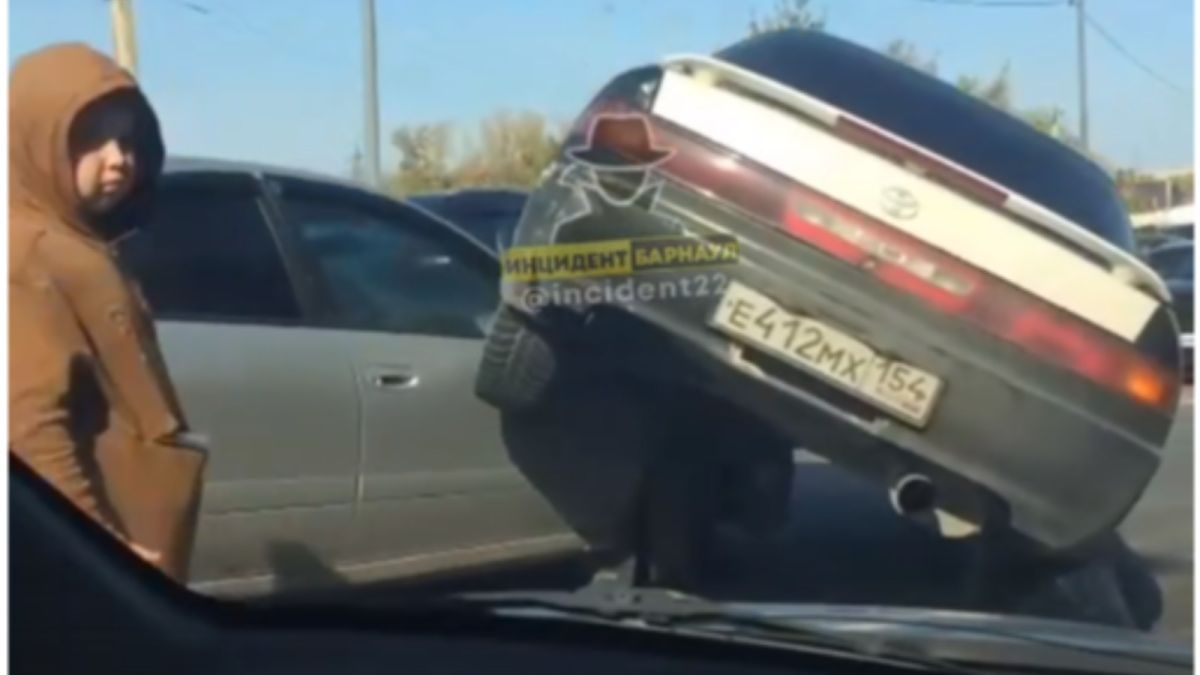 Собралась пробка: легковушка "взобралась" на авто после ДТП в Барнауле