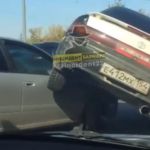 Собралась пробка: легковушка взобралась на авто после ДТП в Барнауле