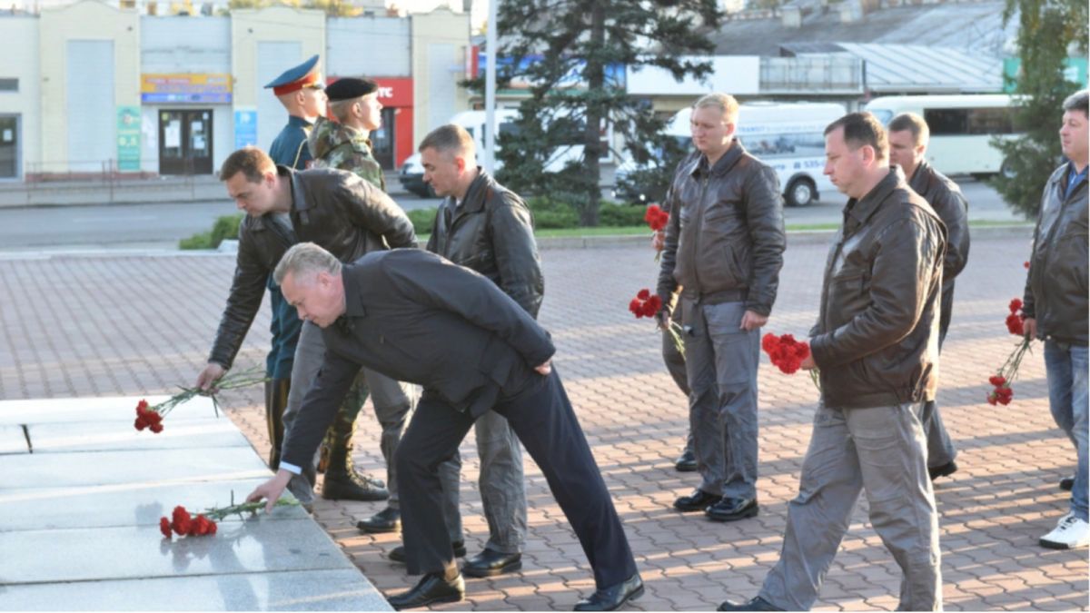 "Стрижи" возложили цветы к Мемориалу Славы в Барнауле