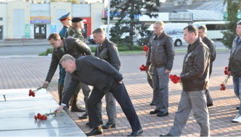 Стрижи возложили цветы к Мемориалу Славы в Барнауле
