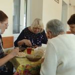 Бабушка в столовой: в Алтайском крае проверяют качество питания в школах