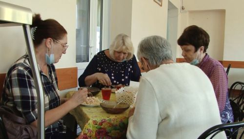 Бабушка в столовой: в Алтайском крае проверяют качество питания в школах