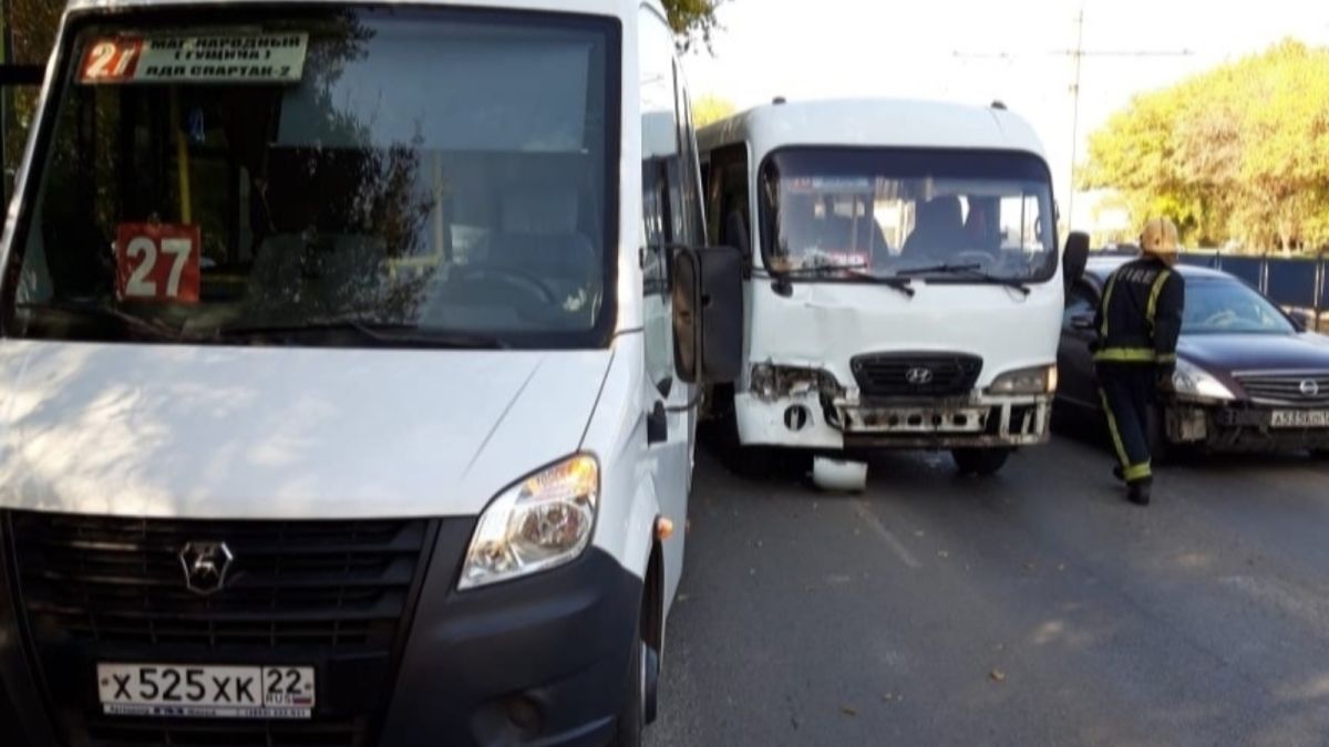 Пять человек пострадали при столкновении двух автобусов в Барнауле