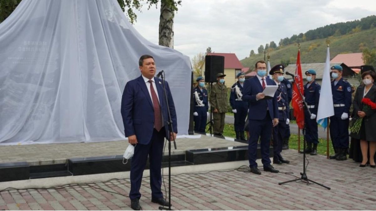 В Парке Победы в Горно-Алтайске установили новый памятник воинам-землякам
