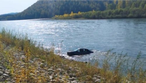 68-летний житель Алтайского края утонул на машине в реке Бии