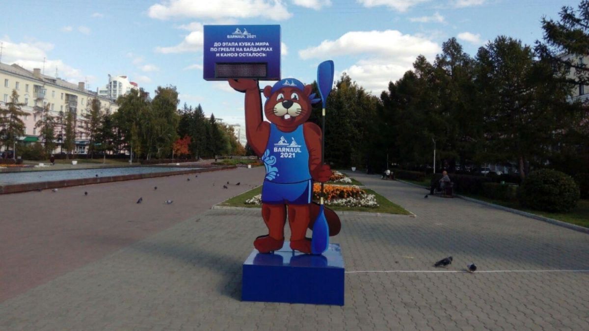 Бобер в центре Барнаула отсчитывает дни до второго этапа Кубка мира по гребле 