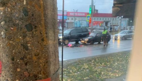 Попала под два авто: женщину насмерть сбили около ТЦ Алтай в Барнауле