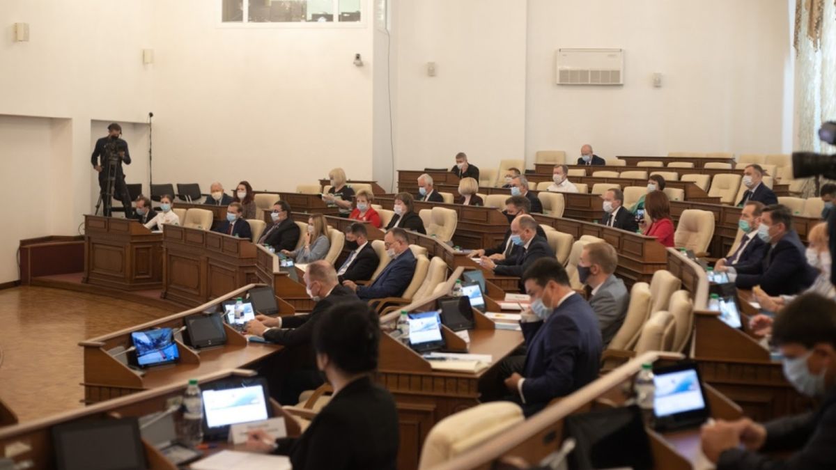 Положительный тест на COVID подтвердился у депутатов алтайского парламента