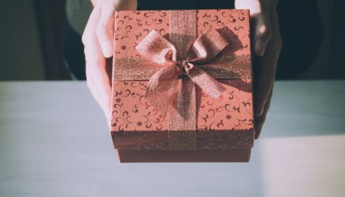 Сексолог рассказала, как научить мужчину дарить подарки