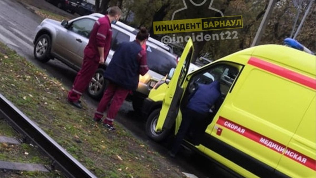 Машина скорой помощи попала в аварию в Барнауле.  