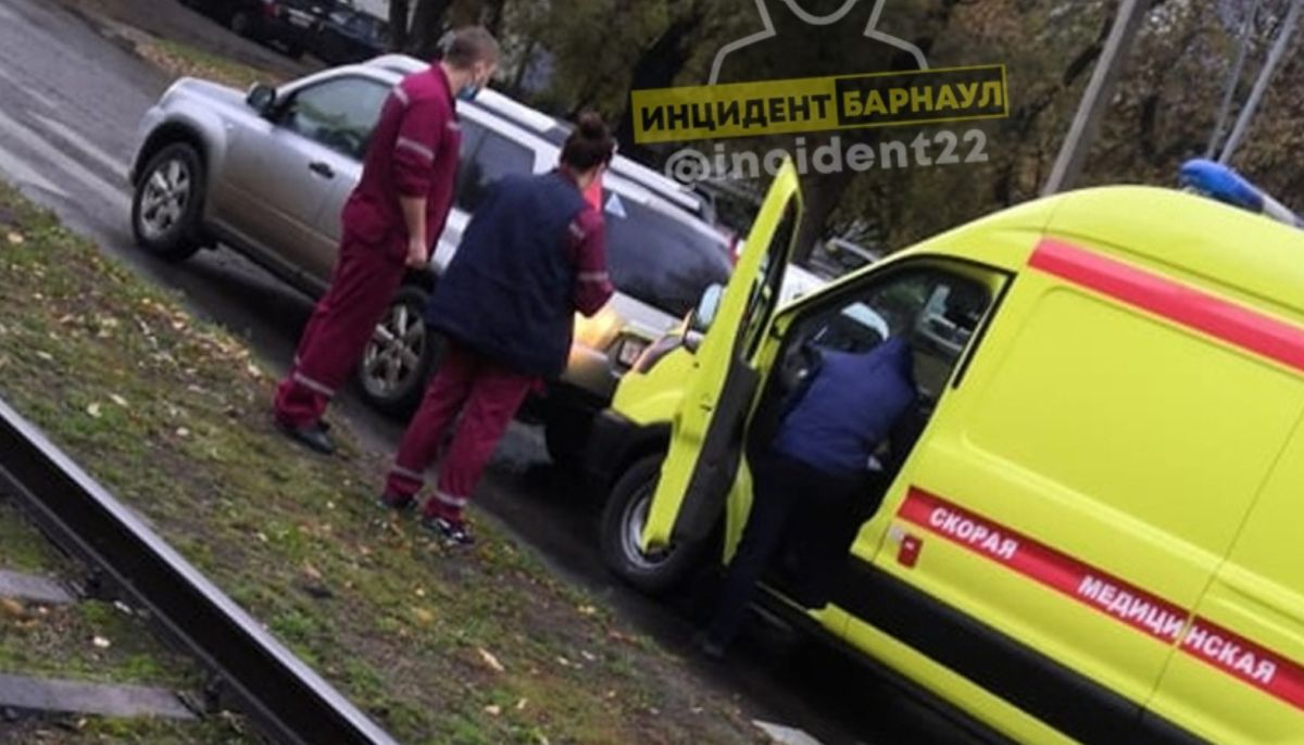 Скорая барнаул. Авария в Барнауле со скорой помощью. ДТП С автомобилем автомобиля скорой г. Барнаул. В Барнауле в аварию попала скорая.