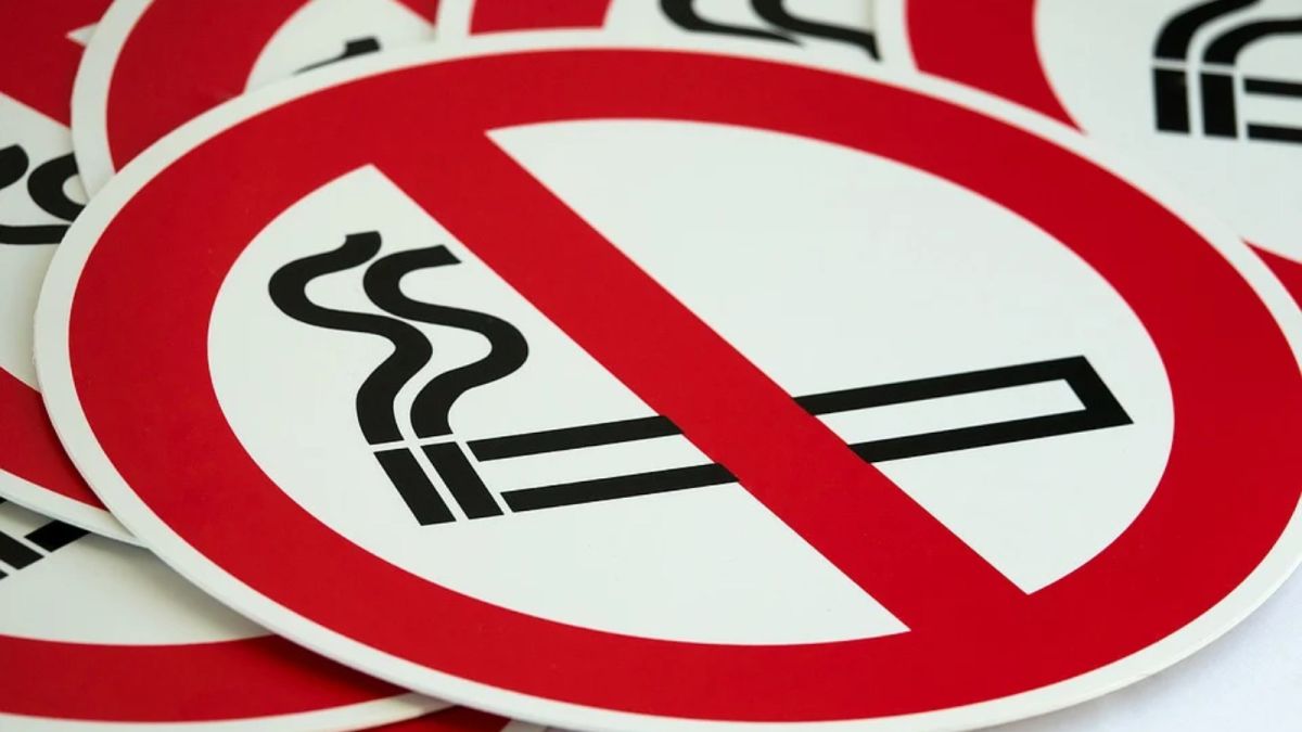Россиянам запретят курить в больницах и у магазинов