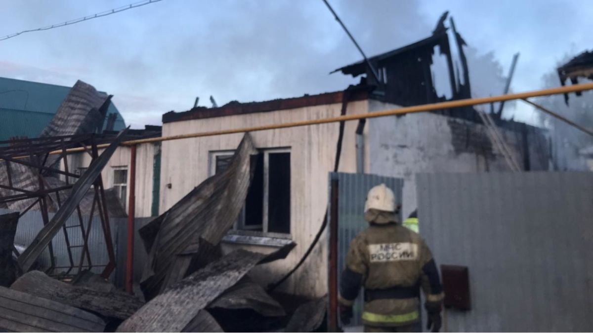 В Барнауле от огня пострадали два дома и автомобиль
