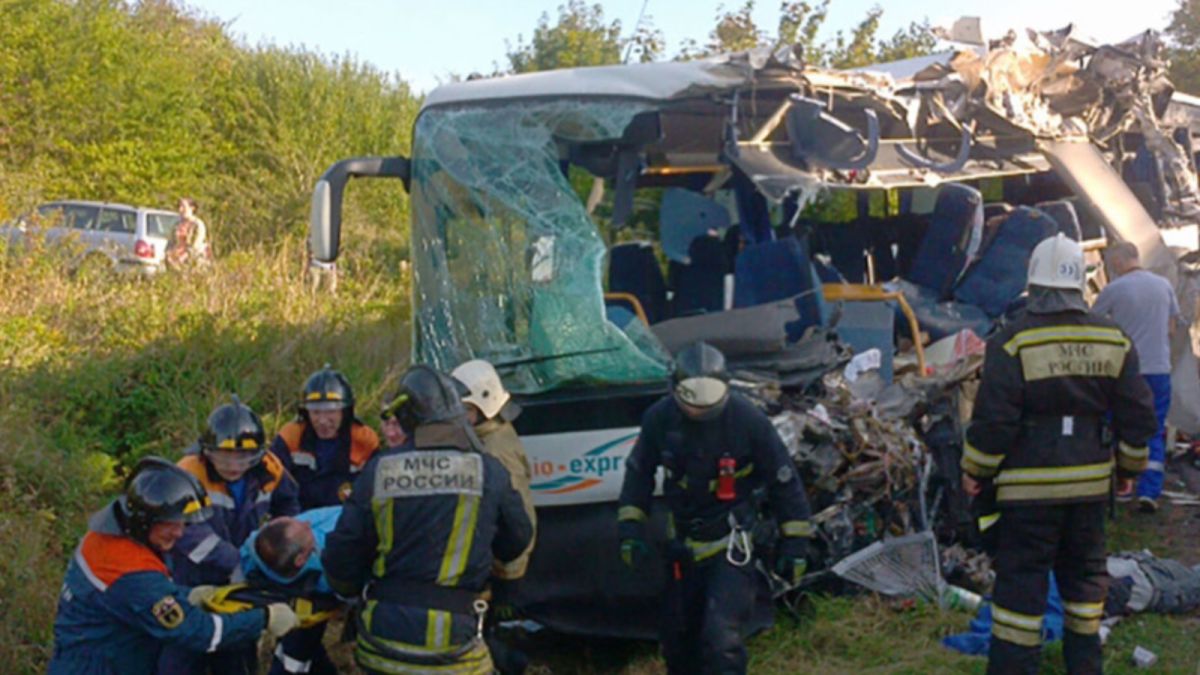 Шесть человек погибли в ДТП с автобусом и КамАЗом в Калининградской области