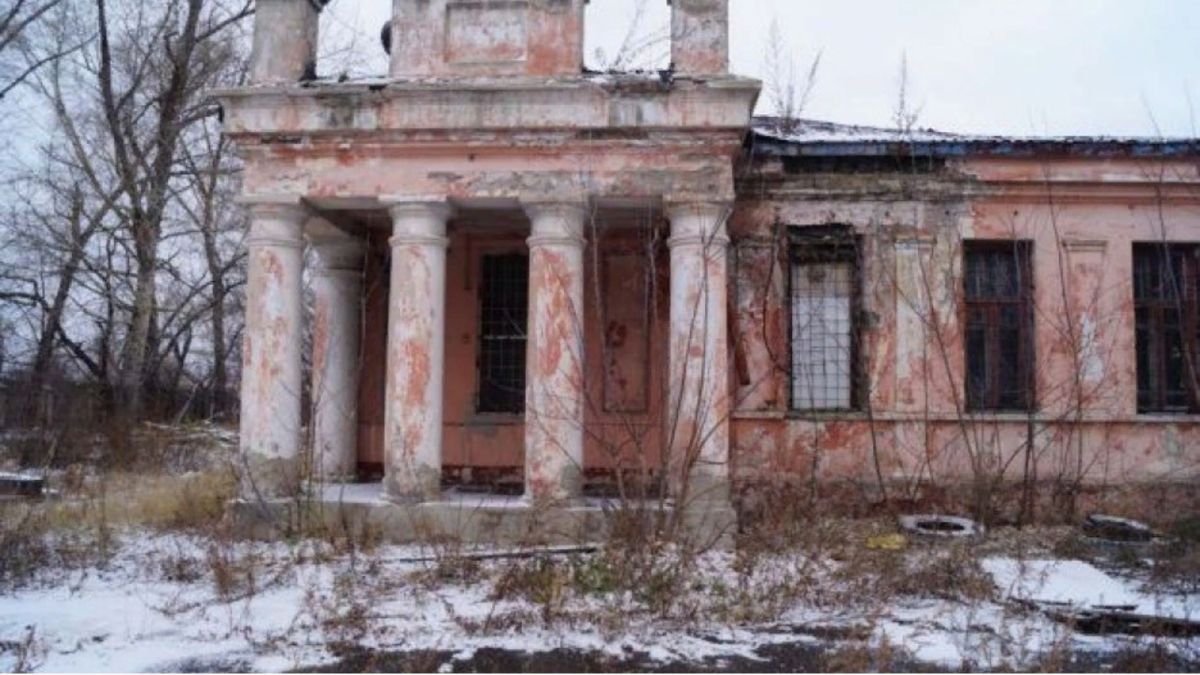 Историческое здание поликлиники в Барнауле