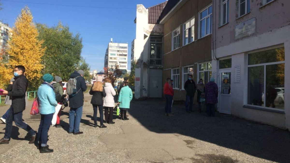В поликлиниках Барнаула очереди в регистратуры "выходят" на улицу