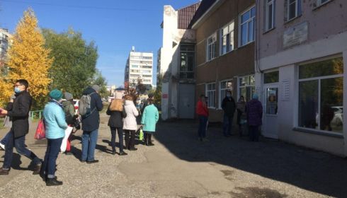 В поликлиниках Барнаула очереди в регистратуры выходят на улицу