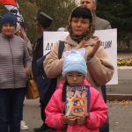 Родители вышли на митинг против дистанционного образования в Барнауле