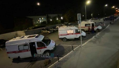 Очередь из машин скорой помощи выстраивается по ночам у Диагностического центра