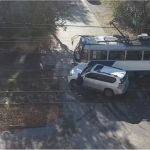 Заколдованный переезд: кроссовер врезался в трамвай в Барнауле