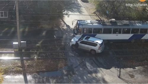 Заколдованный переезд: кроссовер врезался в трамвай в Барнауле