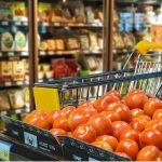 Эксперты назвали уловки супермаркетов, которые заставляют покупать больше